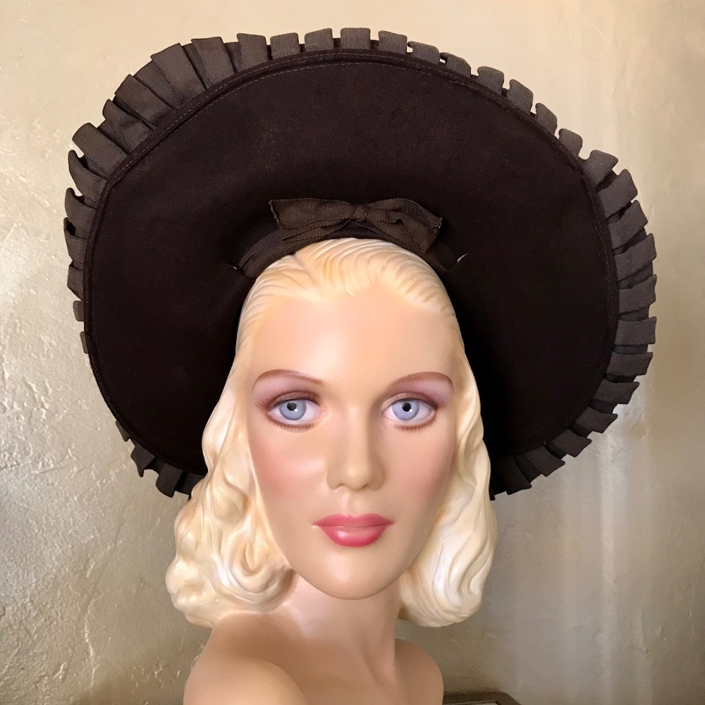 OUTSTANDING 1930s BROWN FELT HALO WIDE BRIM HAT WITH PLEATED GROSGRAIN EDGING